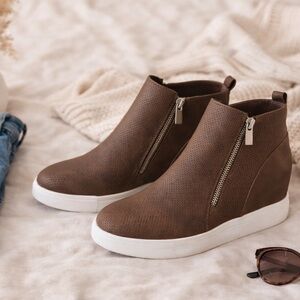 lIKE NEW Journee Collection Brown Ankle Booties with Wedge Sz 9